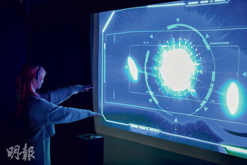 HOLOGRAM：雙手放在互動感應裝置上活動，便可操控屏幕的科幻星球，將星球縮小、放大、扭曲或旋轉。（黃志東攝）