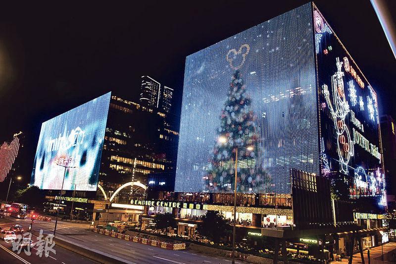 尖沙嘴中心（左）和帝國中心（右）大廈外牆共用8.2萬顆變色LED圓點組成大型多媒體幕牆燈飾，播放Disney+聖誕燈飾影片。（朱安妮攝）