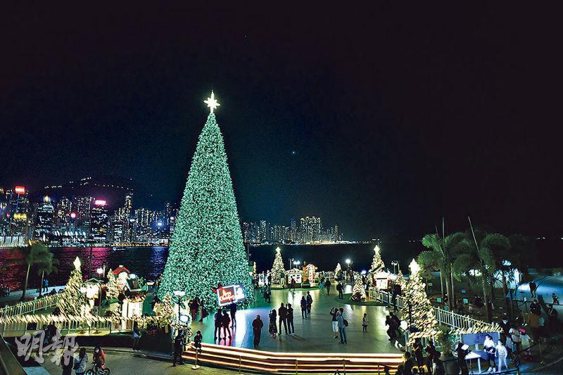 香港繽紛冬日巡禮的聖誕小鎮設於西九文化區藝術公園海濱草坪。（黃志東攝）