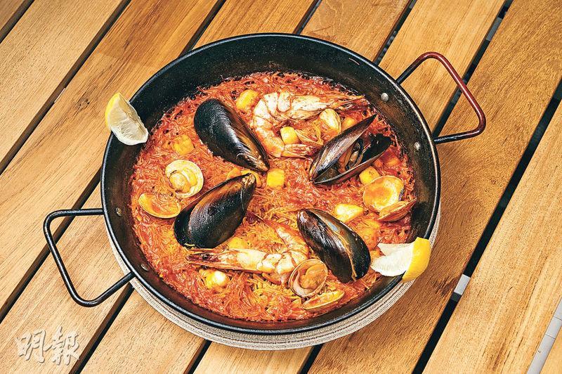 Fideua西班牙麵條：以西班牙海鮮飯的做法來做幼麵條，是巴倫西亞的地道食法。新鮮焗出來，麵條帶點脆身，吸收了海鮮湯汁，幼滑好味。（$160）（蘇智鑫攝）