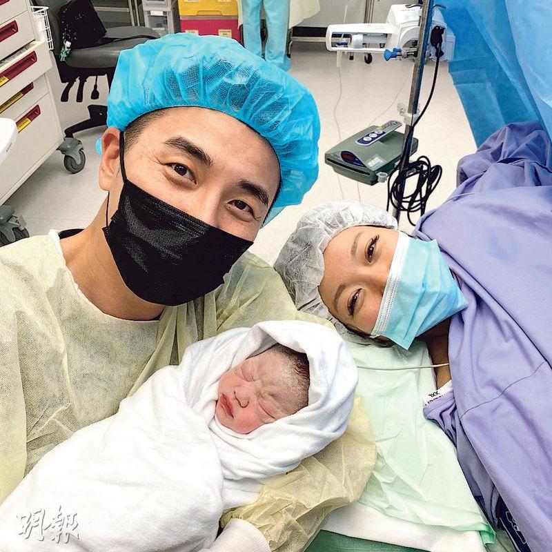 洪永城（左）與太太梁諾妍榮升父母，女兒Amber本月19日出生。