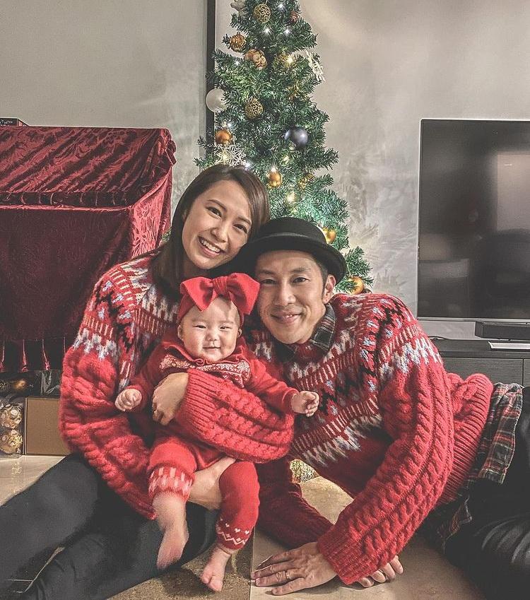 湯怡與丈夫麥秋成及女兒麥QQ齊齊穿上紅色毛衣，坐在聖誕樹前合照。（麥秋成Instagram圖片）