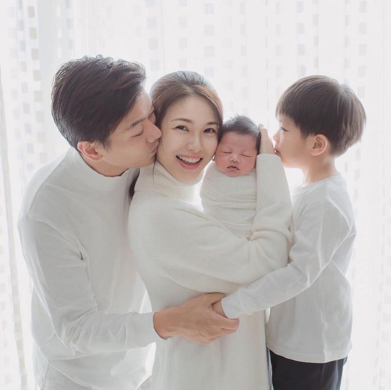 黎諾懿和太太李潔瑩及一對兒子影全家福。（李潔瑩Instagram圖片）