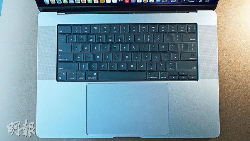 full size鍵盤——與iMac同樣的剪刀式full size鍵盤，右上角配備Touch ID電源鍵，方便用家網上Apple Pay付款。（JJ攝）