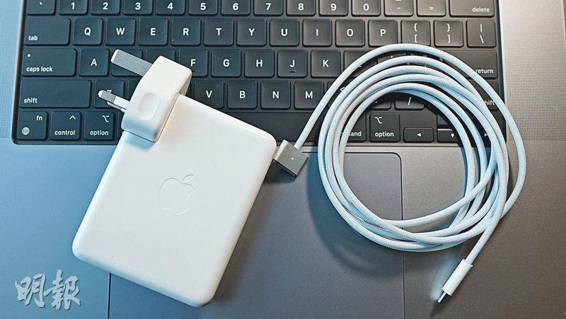火牛快充——16吋版MacBook Pro隨機附送140W充電火牛，可為電腦提供快充，官方指30分鐘大約可充滿50%電量。（JJ攝）