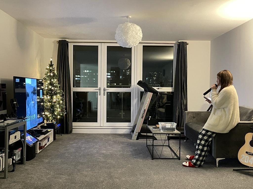 林子博現在居住的單位很闊敞，客廳還可以擺放一大棵聖誕樹應節。（受訪者提供圖片）