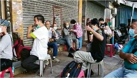 逢星期日，連行人道都坐滿一起奏樂的朋友，部分是以前經常聚在冷巷的樂手。（受訪者提供）