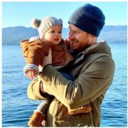 2020年1月1日，踏入2020年英國薩塞克斯Instagram在元旦上載短片展示哈里王子（右）抱着兒子阿奇（Archie）在海邊合照，阿奇帶着灰色雙毛球冷帽，十分可愛。（sussexroyal Instagram影片截圖）