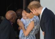 【哈里梅根一家三口訪南非】2019年9月25日，哈里王子一家三口在開普敦跟南非前大主教圖圖（Desmond Tutu，左）會面。（法新社）