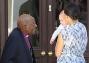 【哈里梅根一家三口訪南非】2019年9月25日，梅根抱着阿奇跟南非前大主教圖圖（Desmond Tutu，左）會面。（法新社）