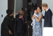 【哈里梅根一家三口訪南非】2019年9月25日，哈里王子一家三口在開普敦跟南非前大主教圖圖（Desmond Tutu，左二）及其女兒（左）會面。（法新社）