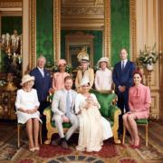 2019年7月6日，英國薩塞克斯公爵哈里王子和夫人梅根的兒子阿奇（Archie）在溫莎堡私人教堂受洗。前排左起：卡米拉、哈里、梅根、阿奇、凱特，後排左起：王儲查理斯、梅根母親拉格蘭（Doria Ragland）、Lady Jane Fellowes、Lady Sarah McCorquodale、威廉。（The Royal Family facebook圖片）