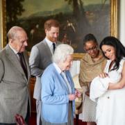2019年5月8日，英國薩塞克斯公爵哈里王子（左二）和夫人梅根（右）抱着囝囝Archie覲見英女王（中），左為菲臘親王，右二為梅根的母親。（法新社）