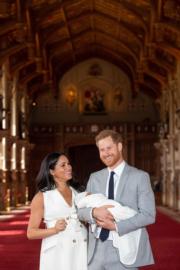 2019年5月8日，英國薩塞克斯公爵哈里王子（右）和夫人梅根（左）與兒子Archie一家三口首度公開露面，哈里與梅根笑容滿臉。（法新社）
