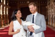 2019年5月8日，英國薩塞克斯公爵哈里王子（右）和夫人梅根（左）與兒子Archie在溫莎堡公開露面。（法新社）