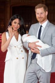 2019年5月8日，英國薩塞克斯公爵哈里王子（右）和夫人梅根（左）與兒子Archie在溫莎堡公開露面。（法新社）