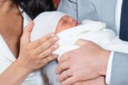 2019年5月8日，英國薩塞克斯公爵哈里王子和夫人梅根與初生兒子公開亮相，BB名字為 阿奇‧哈里森‧蒙巴頓－溫莎（Archie Harrison Mountbatten-Windsor）。（法新社）