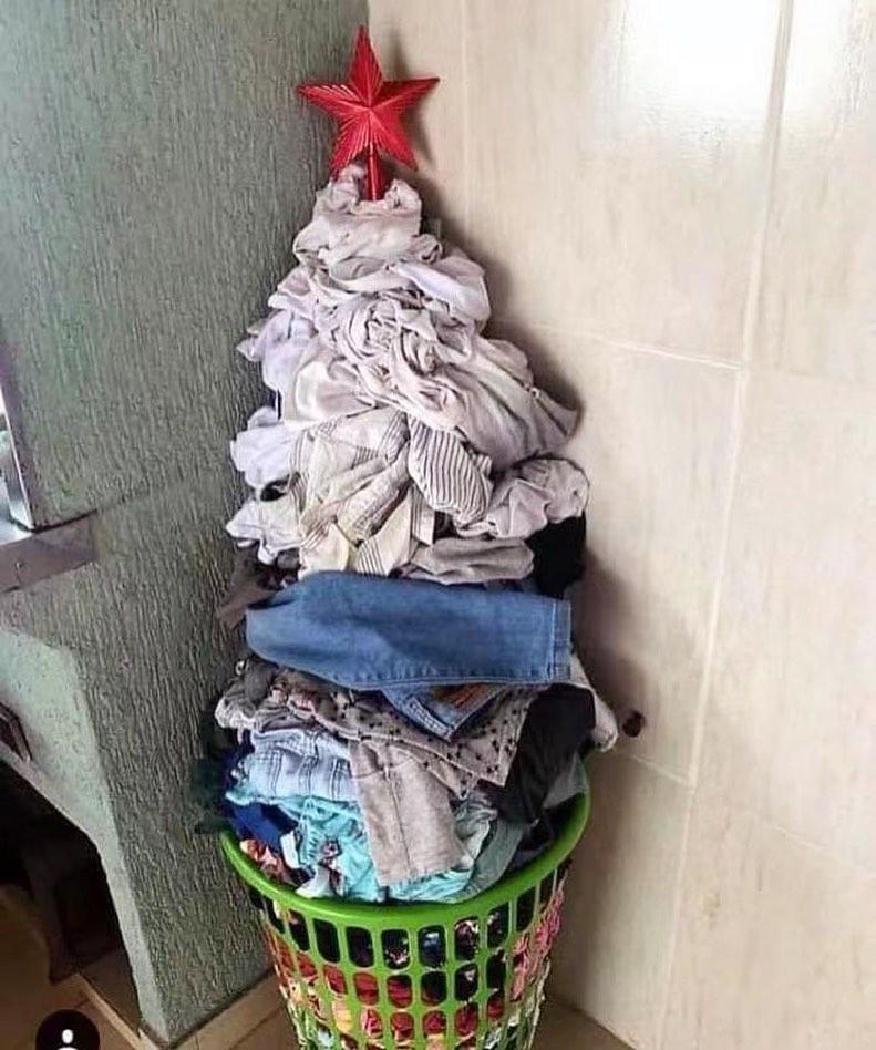 Lucy媽將家中的衣服放在洗衣籃，砌成一棵另類「聖誕樹」。（Ig圖片）