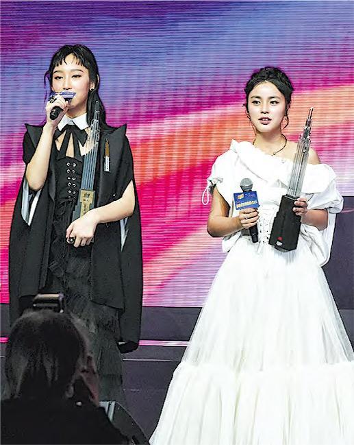 姚焯菲（右）成為最年輕得獎女歌手，與炎明熹（左）獲頒「勁爆新人」。（攝影：鍾偉茵）