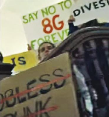 片中的情節誇張，包括示威者舉牌表示「向8G說不」。