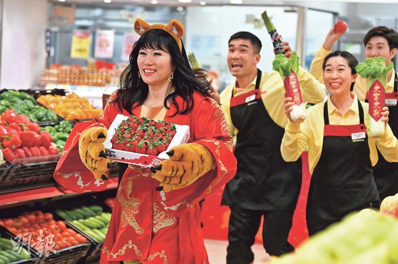 七仙羽戴上毛毛老虎耳仔與虎爪拍攝超市新春迎福虎廣告。