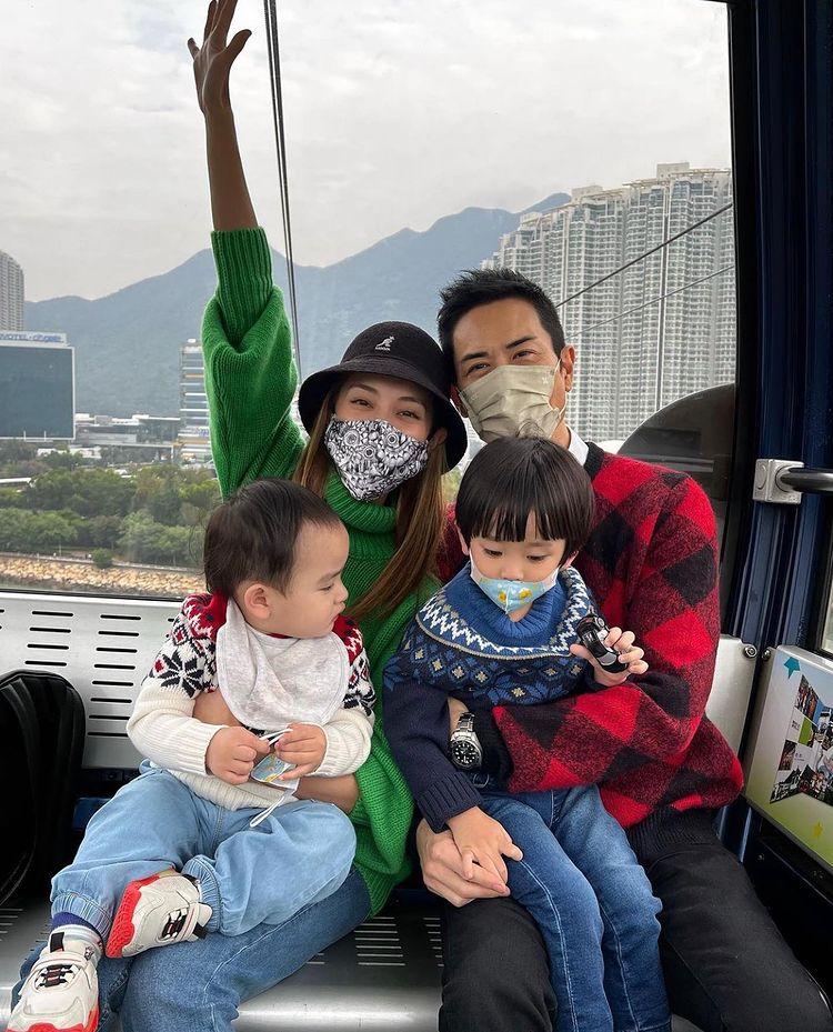 鄭嘉穎、陳凱琳和兩子在纜車內拍照，惟兩子拒望鏡。（鄭嘉穎Instagram圖片）