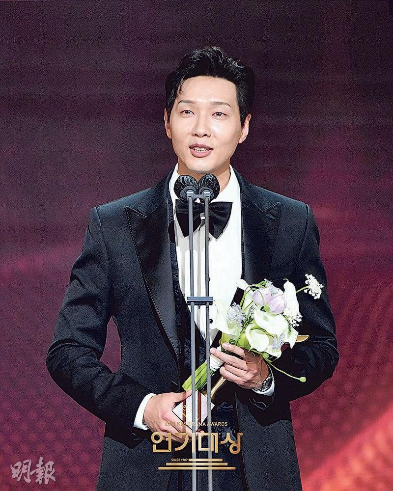智鉉寓憑《紳士與小姐》拿下KBS演技大獎。