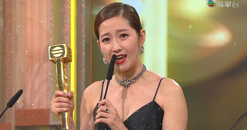陳自瑤加入無綫17年，終憑《寶寶大過天》奪得「最佳女配角」獎。（無綫電視網上視頻截圖 ）