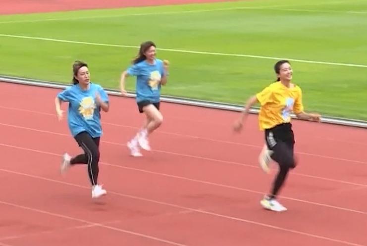 女子100米跑方面，袁澧林（前）輕鬆勝出。（ViuTV截圖）