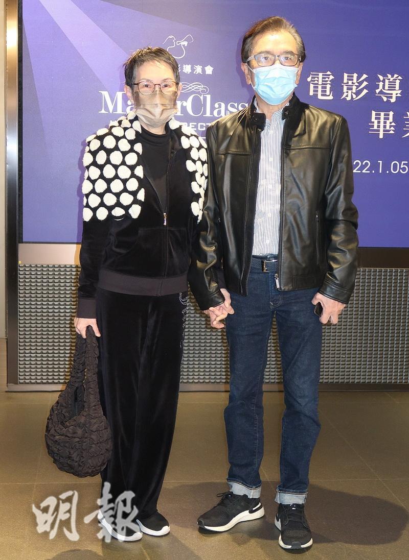 姜大衛和太太李琳琳結伴出席「電影導演會教室2021」畢業禮。（鍾一虹攝）