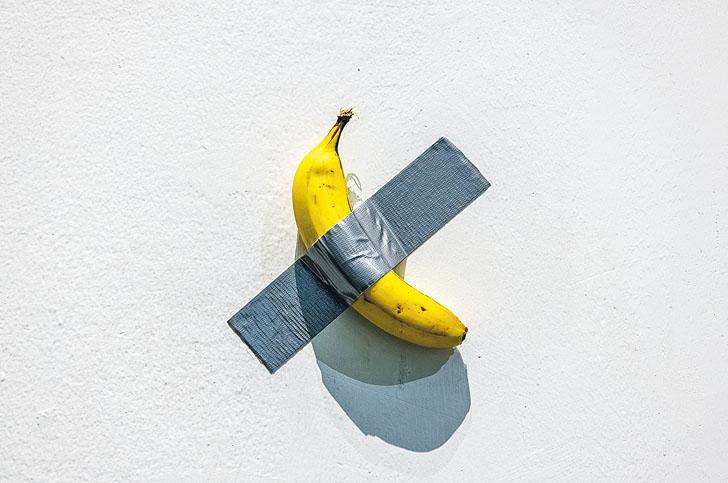 《喜劇演員》創作年份：2019年。規格：香蕉、強力膠帶（尺寸可變）。特色：這款牆上的作品面世時驚天動地，吸引不同藝評家討論和解讀，重新思考藝術究竟是什麼。（UCCA提供）