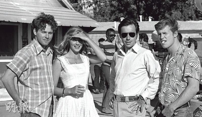 彼得波丹諾維奇（右二）執導《最後的電影》，搭上女角茜貝兒雪花（左二）而跟前妻離婚。（黑白照片）