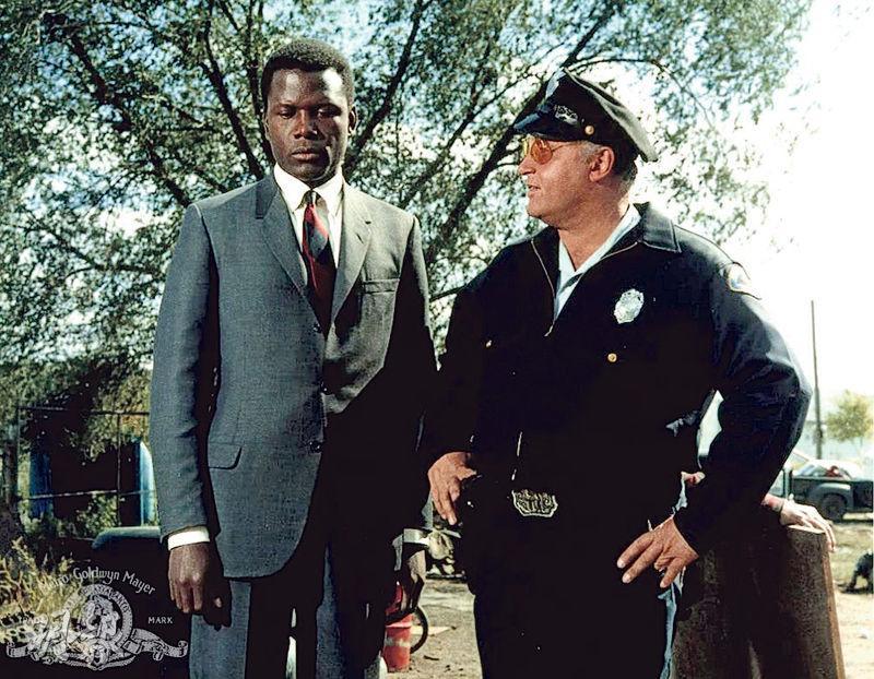 薛尼波達（左）在《月黑風高殺人夜》與洛史德加（右）扮演的白人警察，一同查案。