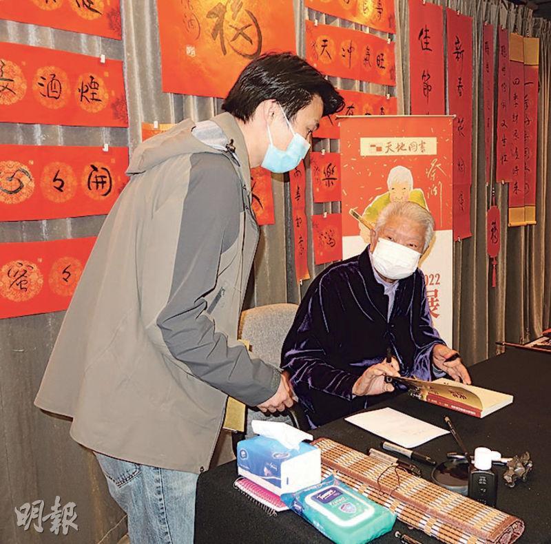 蔡瀾（右）昨日到書店開揮春展，除即席揮毫，又為粉絲簽名。（攝影／記者：林蘊兒）
