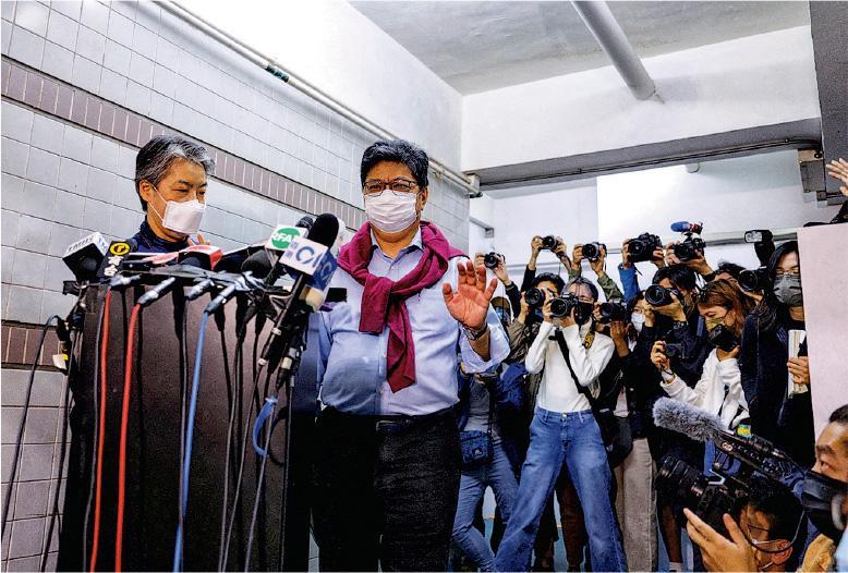 眾新聞停止運作，總編輯李月華（左）與主筆楊健興（右）於1月3號在長沙灣辦公室外向傳媒交代事件。（資料圖片）