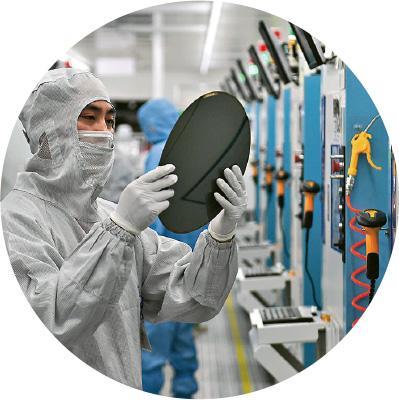 圖為中國浙江省嘉善縣一家科技公司的工作人員在檢查晶圓，該公司主要生產CMOS圖像傳感芯片，並向國內多個手機品牌供貨。（資料圖片）