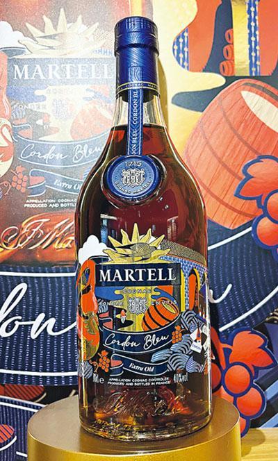 為慶祝馬爹利藍帶110周年及新春，馬爹利特意跟藝術家Jacky Tsai合作設計特別版，當中的Cordon Bleu Limited Edition（圖）最適合跟至愛分享。$2100（黃詩詩攝）