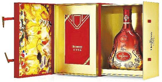 軒尼詩與藝術家張恩利推出「軒尼詩X.O 2022春節限量版」，以經典復刻優雅曲線瓶身，融入財運金、紅喜氣色彩。$2198（偉成洋酒，www.waishingwine.com.hk）（品牌提供）