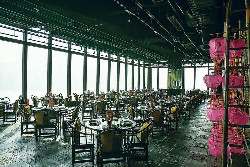 坐擁海景——餐廳以北京四合院為設計概念，穿過掛有紅燈籠的昏暗磚瓦走廊，走到用餐區時，可一睹開揚維港景。（黃志東攝）