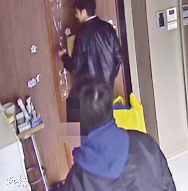 李靚蕾之前上載王力宏在家門前照片，見他拿着放有禮物的黃色袋。（網上圖片）