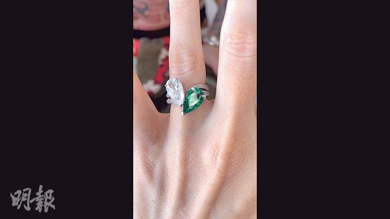 MGK親自設計婚戒，鑲上綠寶石和鑽石象徵二人靈魂合而為一。