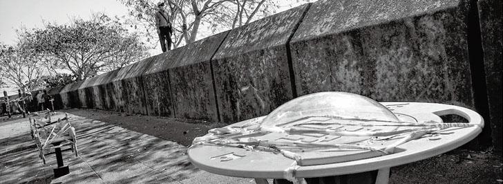 《入侵》系列：余偉建這張照片在華富邨拍攝，把公園中的遊樂設施拍得像不明飛行物體。（主辦單位提供）