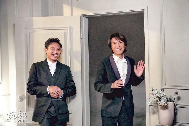黃子華（右）與潘燦良合演的40場舞台劇《最後禮物》，繼首14場延期後，昨日宣布1月23日至2月5日共9場演出亦需延期。（資料圖片）