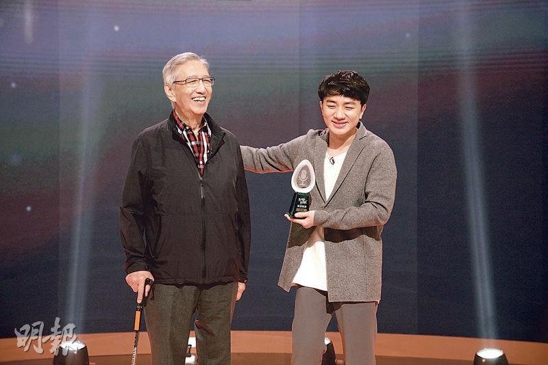 盧雄（左）去年5月獲無綫《好聲好戲》頒「殿堂聲演獎」，當時由徒弟王祖藍（右）頒獎。（資料圖片）