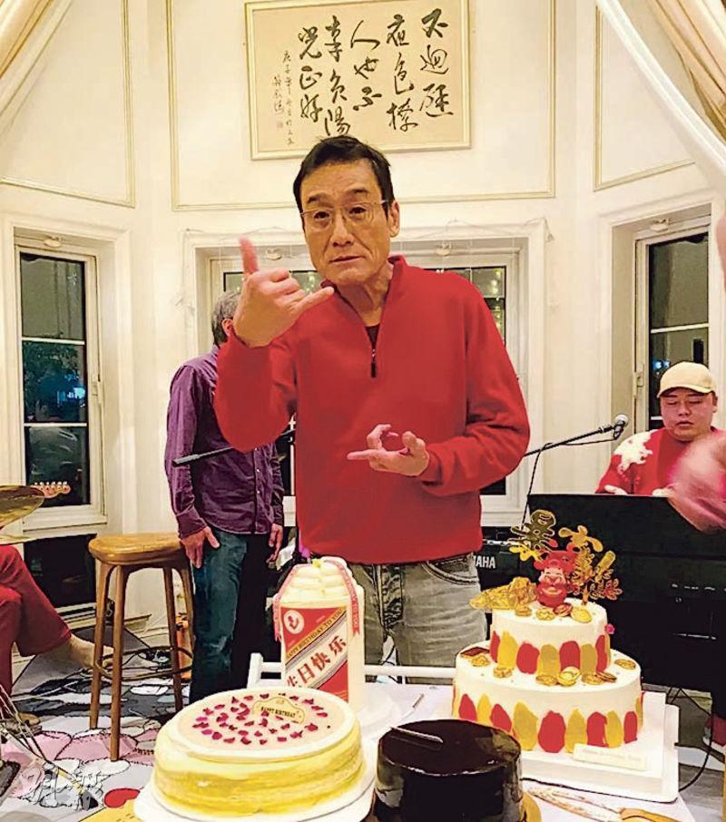 梁家輝64歲生日，連收多個蛋糕。