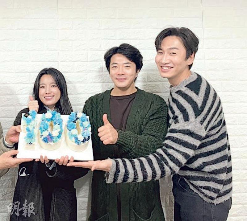韓孝珠（左起）、權相佑及李光洙慶祝新片《海盜2：鬼怪旗幟》入場人次破百萬。