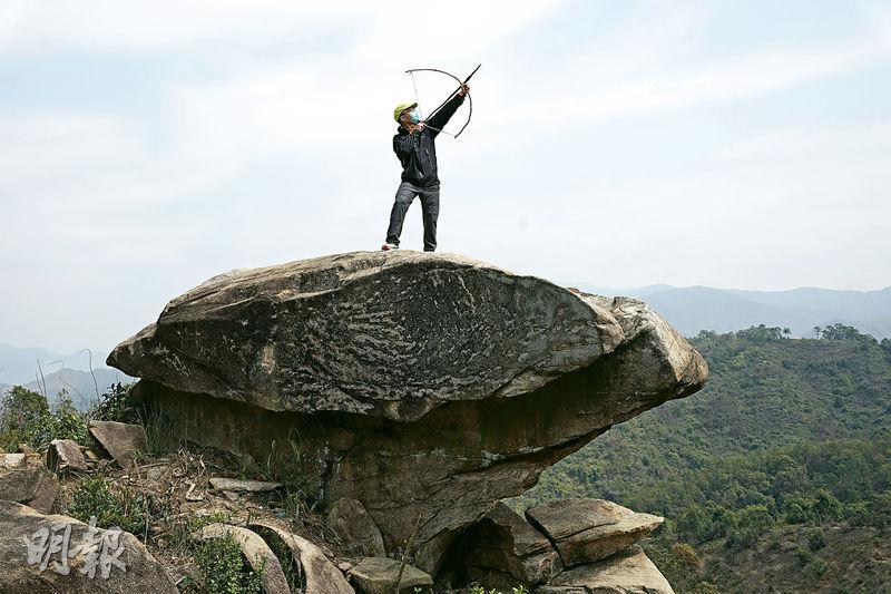 遊隼石——從側面看，這塊巨石酷似一隻眺望山嶺、隨時起飛的遊隼，有些人還會自備道具來跟「神鵰」打卡，不過緊記要小心腳步。（楊柏賢攝）
