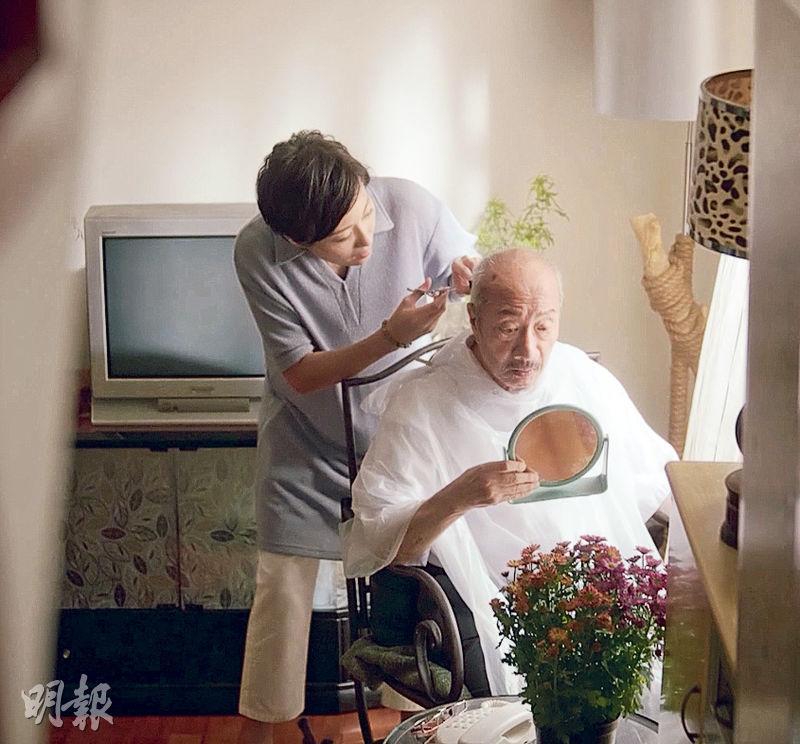 前晚播出的《940920》，谷祖琳幫劇中父親余子明剪髮。（劇照）