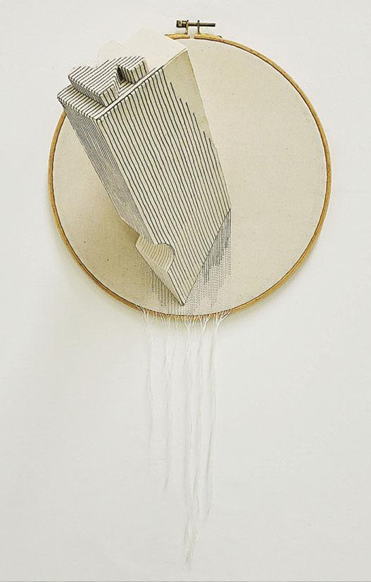 歐陽嘉琪的作品《重製》，在刺繡框的圓布上做出立體的鉛字粒。（主辦單位提供）