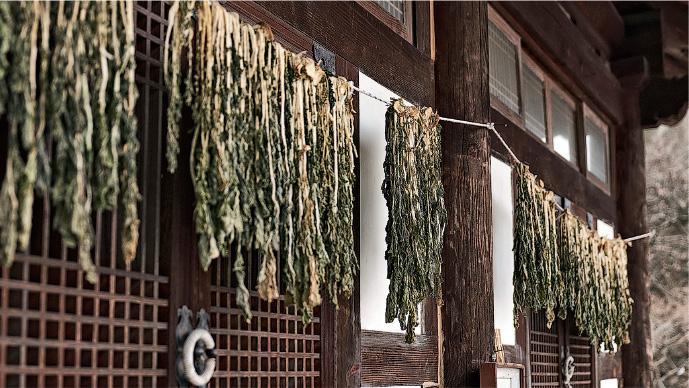 研究飲食文化的陳玉華說傳統韓國飲食本身與現代的差異頗大，多用在地蔬菜、發酵食物、豆和魚，較少紅肉。圖為白羊寺外的日曬菜乾。（受訪者提供）